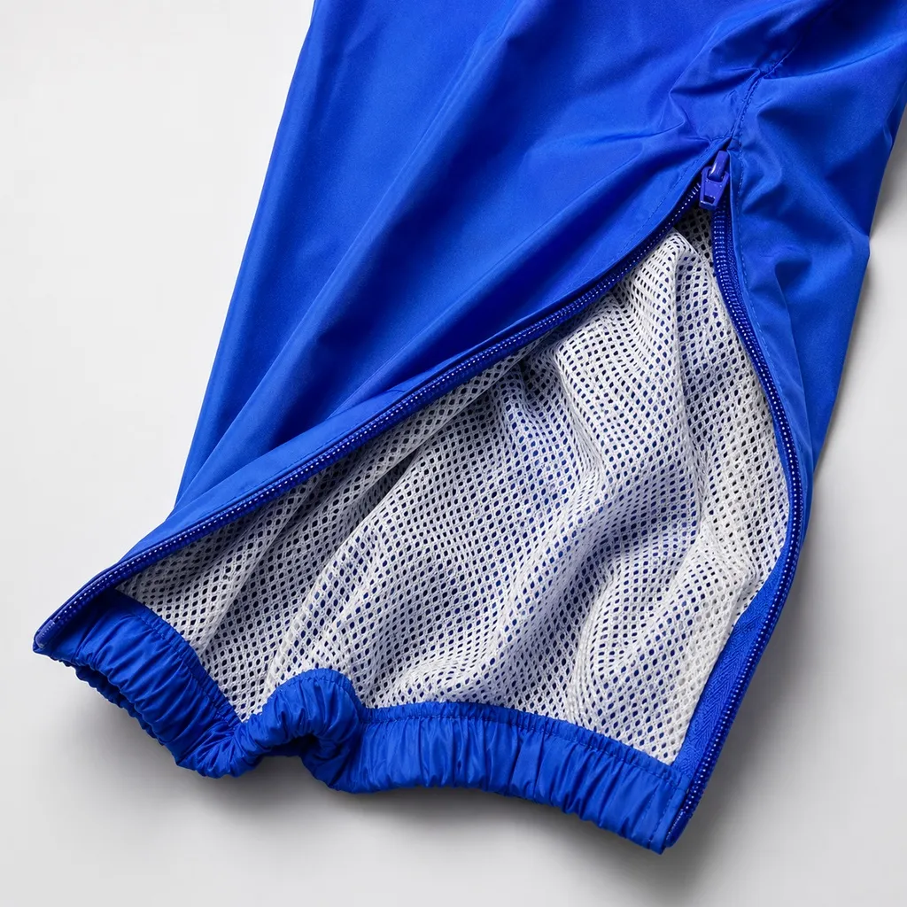 detalle_de_prenda_azul_con_cremallera_1024x1024.webp